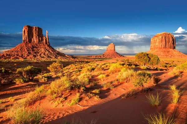 Zachód słońca w Monument Valley, w stanie Arizona — Zdjęcie stockowe