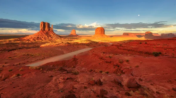 Denkmal Tal bei Sonnenuntergang, utah — Stockfoto