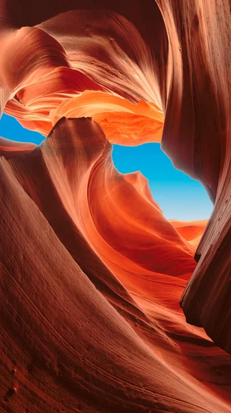 Tot blauwe hemel, Lower Antelope Canyon, Arizona — Stockfoto