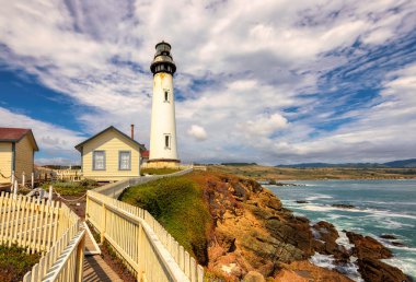 Güvercin noktası deniz feneri California güzel gökyüzü altında