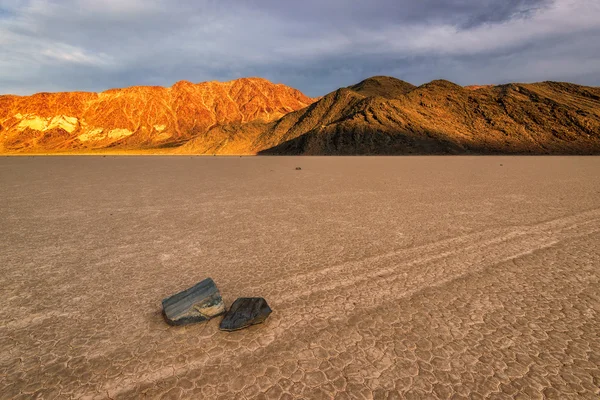 Plachtění kameny v závodišti Playa při západu slunce, Death Valley — Stock fotografie