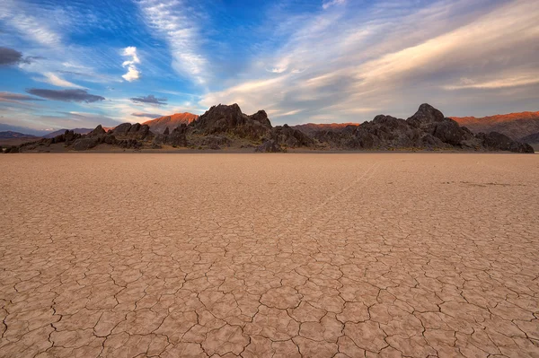 Kilátás nyílik a versenypályára Playa száraz-tó, a Death Valley, Kalifornia — Stock Fotó