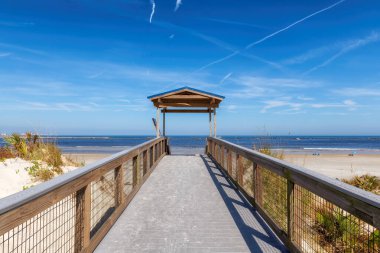 Güneşli bir günde, New Smyrna Beach, Florida 'da yükseltilmiş sahil yürüyüşü.