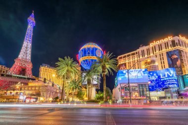 9 Mayıs 2024 'te Las Vegas Bulvarı' ndaki gece hayatı Las Vegas, Nevada 'da. Strip, dünyanın en büyük otel ve kumarhanelerine ev sahipliği yapar..