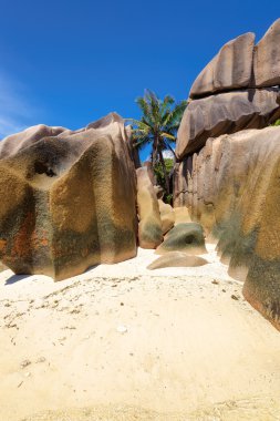 Güzel plaj Seyşeller - La Digue granit taşları