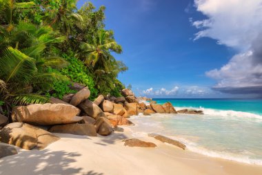 Tropikal plaj Anse Lazio, Praslin