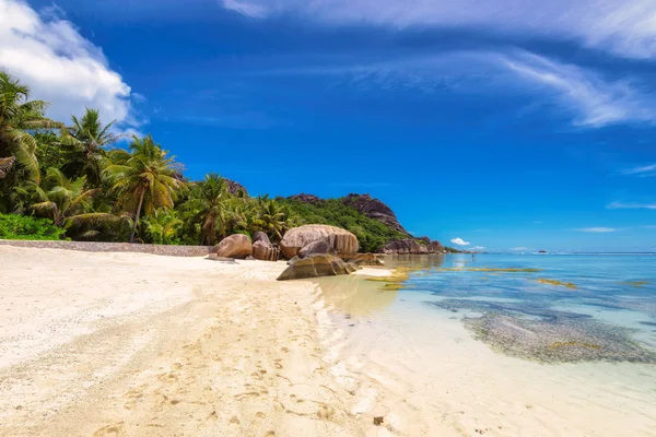 Hermosa playa con rocas de granito y palmeras en Seychelles, La Digue . —  Fotos de Stock