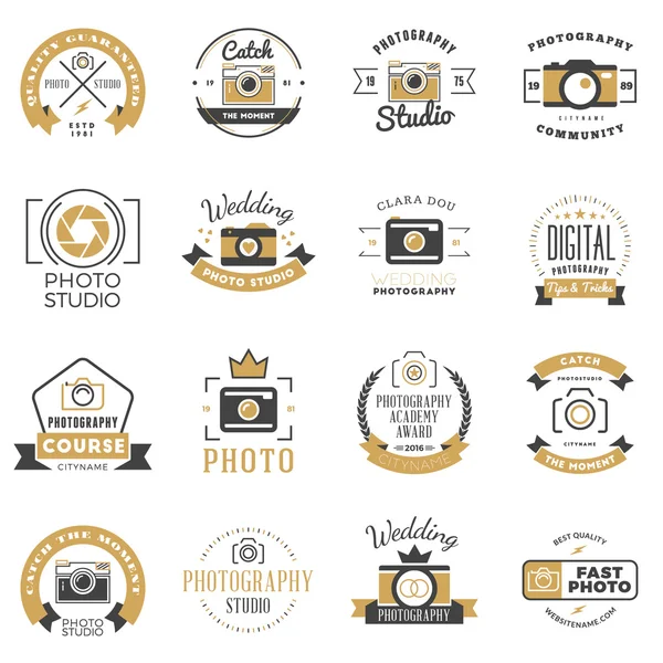 Conjunto de plantillas de diseño de logotipos de fotografía. Fotografía Insignias y etiquetas retro. Colores Negro y Dorado. Fotografía de boda. Estudio fotográfico. Tienda de cámaras. Comunidad de fotografía — Vector de stock