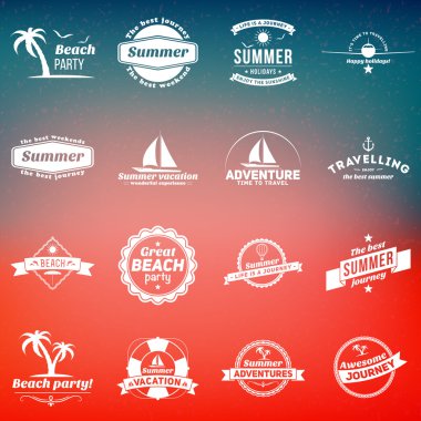 Yaz Tatili Tasarım Öğeleri Kümesi. Bulanık Arka Plan üzerinde Hipster Vintage Logotürleri ve Rozetleri. Plaj Tatili, Parti, Yolculuk