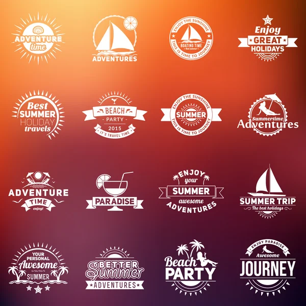 Set di elementi di design per le vacanze estive. Logotipi e distintivi vintage hipster su sfondo sfocato. Vacanza al mare, Festa, Viaggio — Vettoriale Stock