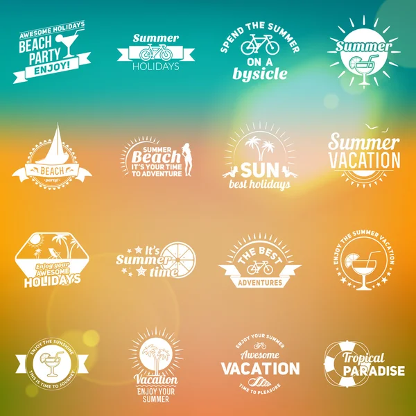 Комплект дизайнерских элементов летних каникул. Хипстерские винтажные логотипы и значки на размытом фоне. Пляжный отдых, вечеринка, Джурни — стоковый вектор