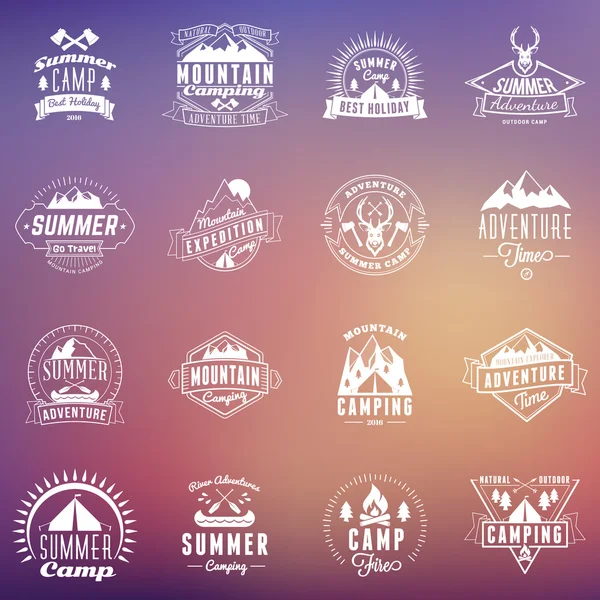 Reihe von Gestaltungselementen für die Sommerferien. Hipster-Vintage-Logos und Abzeichen auf verschwommenem Hintergrund. Strandurlaub, Party, Reise — Stockvektor