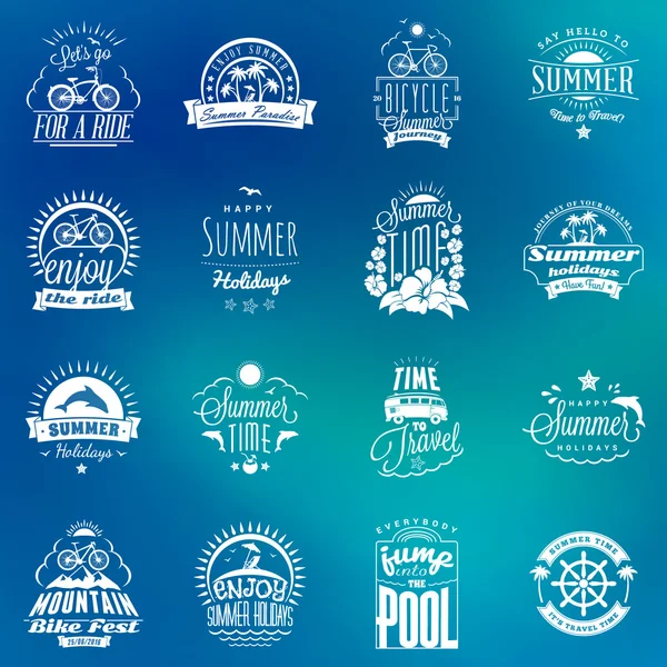 Комплект дизайнерских элементов летних каникул. Хипстерские винтажные логотипы и значки на размытом фоне. Пляжный отдых, вечеринка, Джурни — стоковый вектор