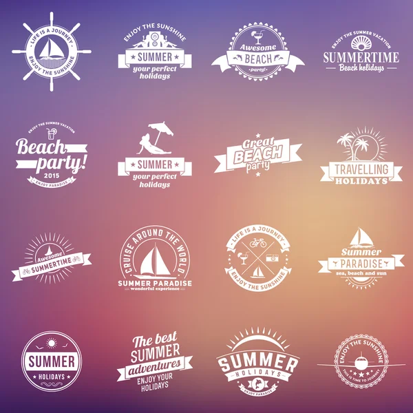 Conjunto de elementos de diseño de vacaciones de verano. Hipster Vintage Logotypes and Badges on Blurred Background (en inglés). Playa Vacaciones, Fiesta, Viaje — Vector de stock