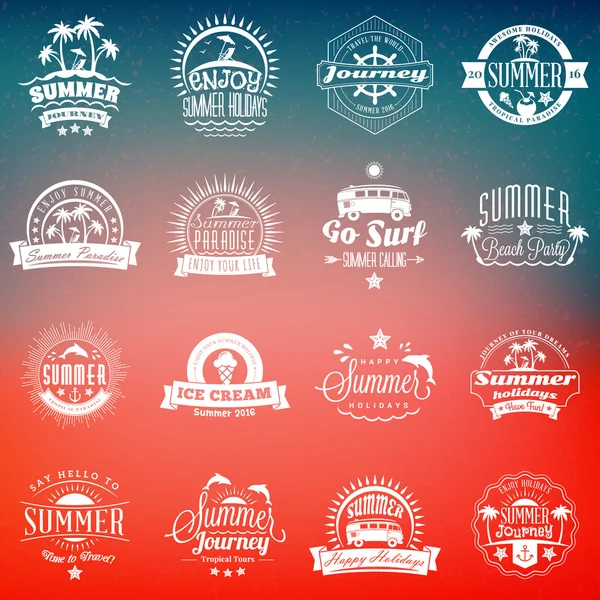 Conjunto de elementos de diseño de vacaciones de verano. Hipster Vintage Logotypes and Badges on Blurred Background (en inglés). Playa Vacaciones, Fiesta, Viaje — Vector de stock