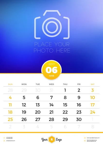 2017年のウォールカレンダーテンプレート。6 月。写真の場所を持つベクターデザインテンプレート。週は日曜日から始まります。縦向き — ストックベクタ