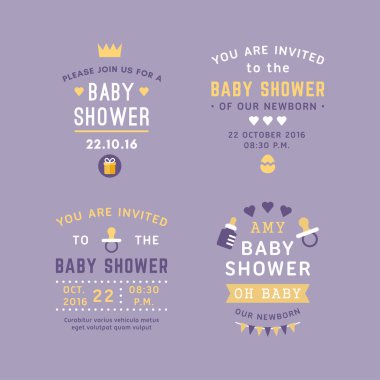 Bebek duş davetiyeleri ve kartpostallar için dört metin etiketi kümesi. Mor arka plan üzerinde renkli düz vektör çizimleri.