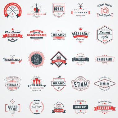 Retro logo şablonlar kümesi. 25 öğeler topluluğu. Tipografik rozetleri. Simge simgeler. Etiketler. Siyah ve kırmızı renkleri