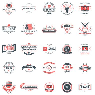 Retro logo şablonlar kümesi. 25 öğeler topluluğu. Tipografik rozetleri. Simge simgeler. Etiketler. Siyah ve kırmızı renkleri