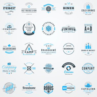 Retro logo şablonlar kümesi. 25 öğeler topluluğu. Tipografik rozetleri. Simge simgeler. Etiketler. Siyah ve mavi renkler