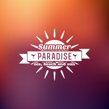 Retro yaz vintage etiket renkli arka plan üzerinde. tropik cennet, beach tatil, macera ve seyahat