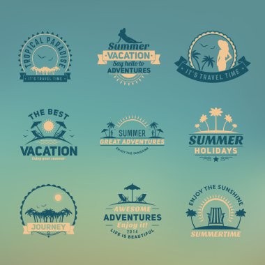 Yaz retro tasarım öğeleri kümesi. Vintage süsler ve etiketleri, tropik cenneti tatil plaj, macera ve seyahat