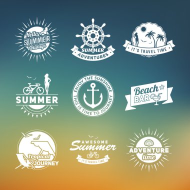 Yaz retro tasarım öğeleri kümesi. Vintage süsler ve etiketleri, tropik cenneti tatil plaj, macera ve seyahat