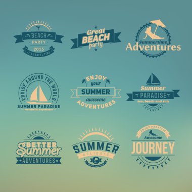 Yaz retro tasarım öğeleri kümesi. Vintage süsler ve etiketleri, tropik cenneti tatil plaj, macera ve seyahat