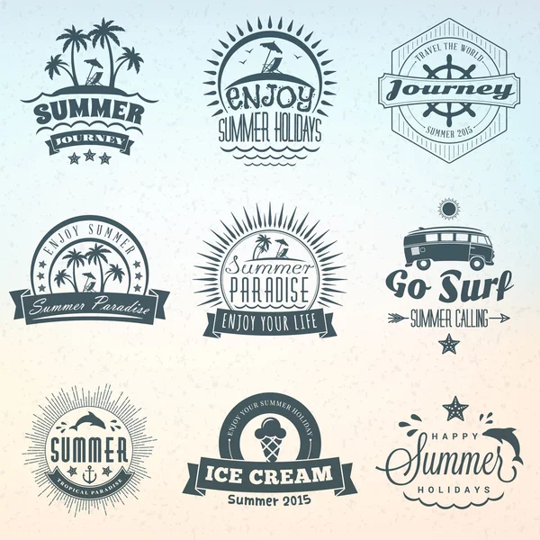 Set de etiquetas o insignias vintage de vacaciones de verano retro. Elementos de diseño vectorial — Vector de stock