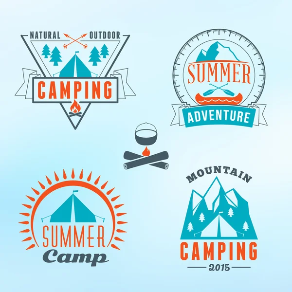 레트로 빈티지 여름 캠핑 배지 세트입니다. mountine 모험 및 야외 활동 — 스톡 벡터