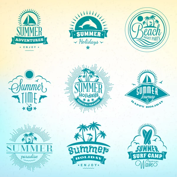 retro yaz tatil vintage etiket veya rozetleri kümesi. vektör tasarım öğeleri