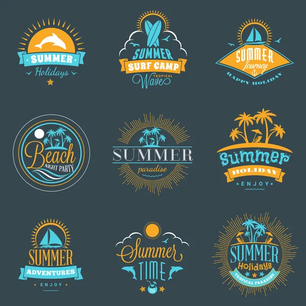 Set di Etichette o distintivi vintage per vacanze estive retrò. Elementi di design vettoriale — Vettoriale Stock