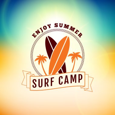 Vintage Hipster yaz tatilleri etiket veya rozeti. Vektör tasarım öğesi Coloful yaz zemin üzerine