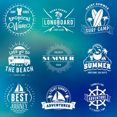Yaz tatil tasarım öğeleri. Hipster Vintage Logotype ve rozetleri renkli arka plan üzerinde set