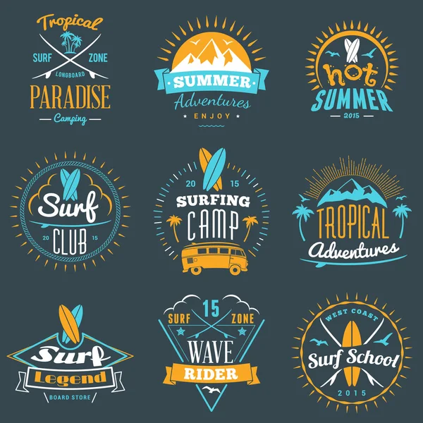 Elementos de diseño de vacaciones de verano. Set de Logotipos e Insignias Hipster Vintage en Tres Colores sobre Fondo Oscuro — Archivo Imágenes Vectoriales