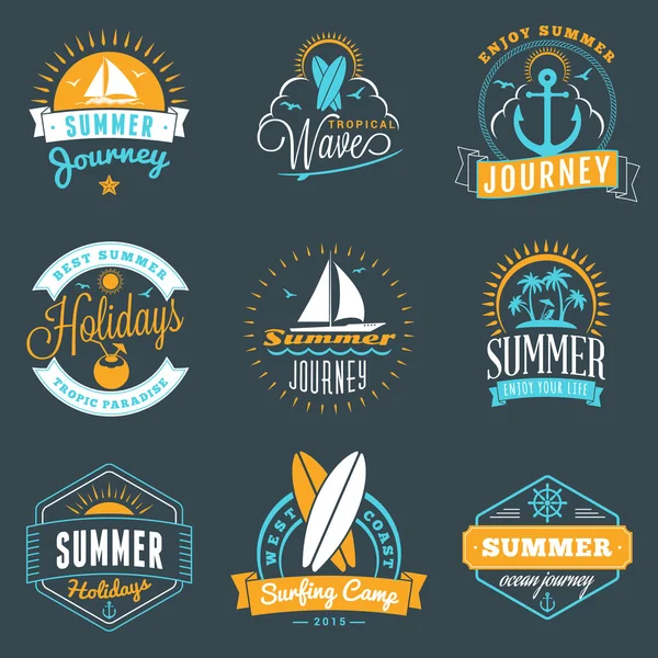 Elementos de diseño de vacaciones de verano. Set de Logotipos e Insignias Hipster Vintage en Tres Colores sobre Fondo Oscuro — Vector de stock