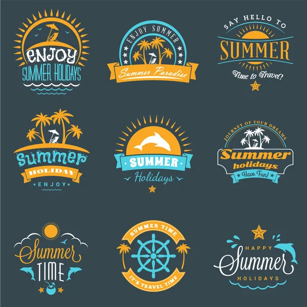 Elementi di design delle vacanze estive. Set di loghi e distintivi vintage hipster in tre colori su sfondo scuro — Vettoriale Stock