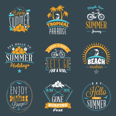 Yaz kümesi rozetleri tatil. Hipster Vintage Logotype ve tasarım öğeleri