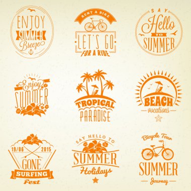 Yaz kümesi rozetleri tatil. Hipster Vintage Logotype ve tasarım öğeleri
