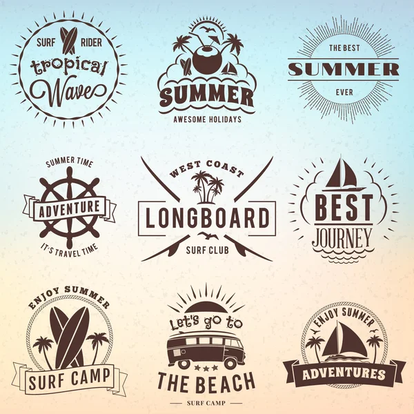 Gestaltungselemente für Sommerferien. Set von Hipster-Vintage-Logos und Abzeichen — Stockvektor