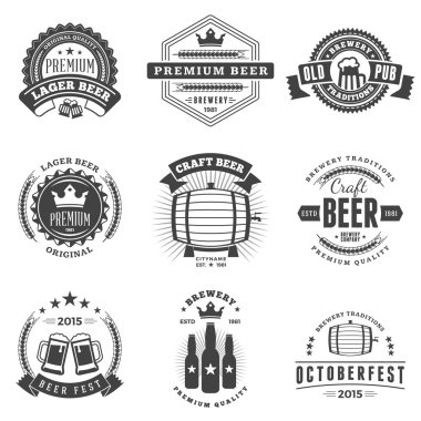 Dizi Retro Vintage bira rozetleri, etiketleri, logolar. Siyah ve beyaz vektör çizim