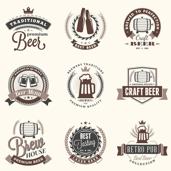 Set de insignias de cerveza vintage retro, etiquetas, logotipos en colores marrones sobre fondo claro. Ilustración vectorial — Vector de stock