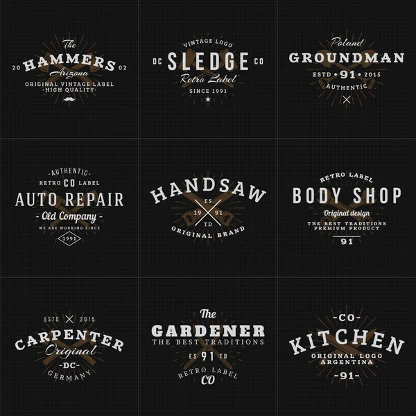 Set de Etiquetas Hipster Vintage, Logotipos, Insignias para su Negocio. Cuchillo, hacha, martillo, llave inglesa. Ilustración vectorial sobre fondo oscuro texturizado — Vector de stock