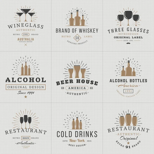 Set de Etiquetas Hipster Vintage, Logotipos, Insignias para su Negocio. Bebidas, copas de vino, botellas, cerveza, bebidas, restaurante. Ilustración vectorial — Vector de stock