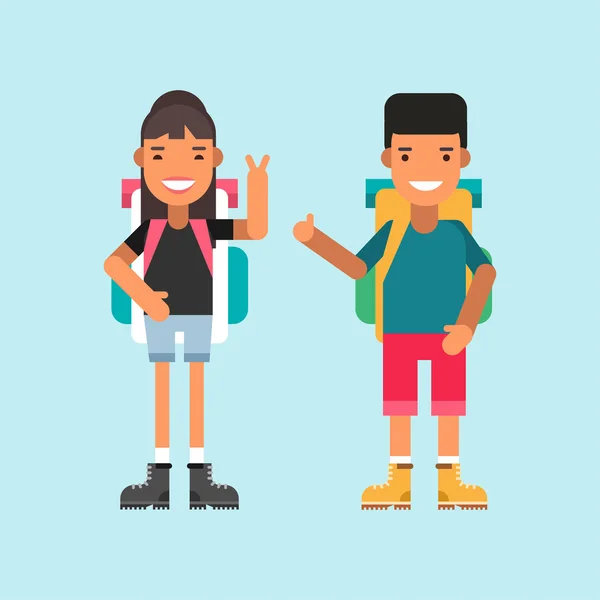 Dois turistas com mochilas em pé e sorrindo. Personagens de desenhos animados masculinos e femininos. Design plano Vector Ilustração — Vetor de Stock