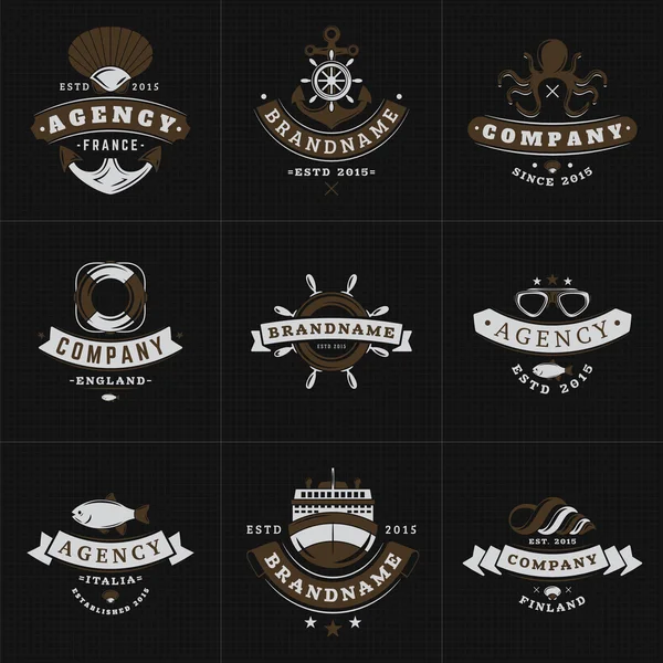 Set de Etiquetas Hipster Vintage, Logotipos, Insignias para su Negocio. Tema náutico - Mar, Ancla, Pulpo, Barco, Peces, Concha. Ilustración vectorial sobre fondo oscuro texturizado — Archivo Imágenes Vectoriales