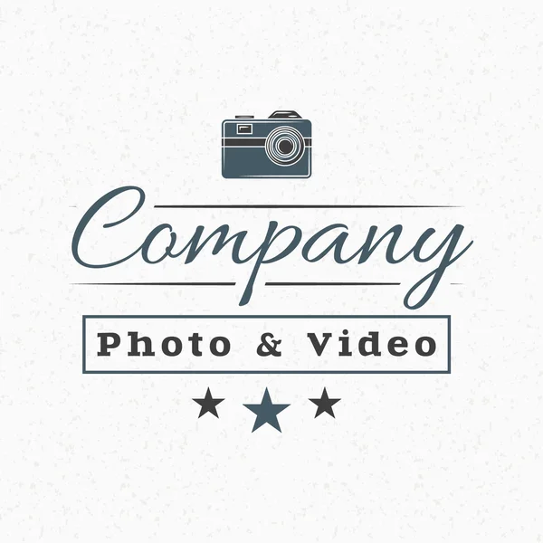 Retro Film Camera. Vintage Retro Design Elements for Logotype, Insignia, Badge, Label. Business Sign Template. Textured Background — Stockový vektor