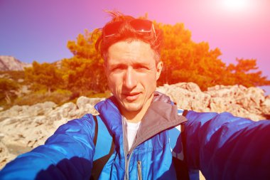 Kumsaldaki genç adam.