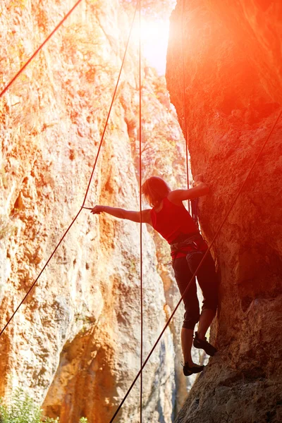 Female rock climber — Stock Photo, Image