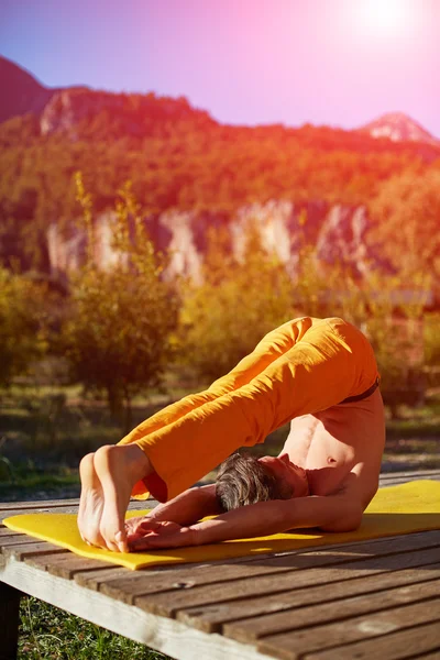 Joven haciendo yoga — Foto de Stock